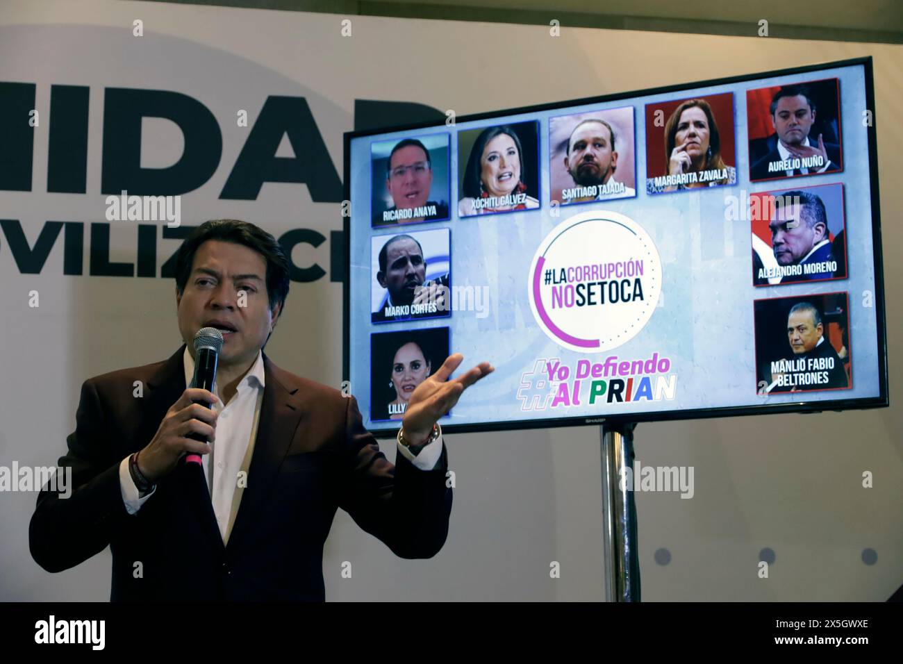 Città del Messico, Messico. 9 maggio 2024. Mario Delgado, presidente del partito del movimento Nazionale di rigenerazione (MORENA), mostra la proiezione dei candidati dell'opposizione durante una conferenza stampa all'Hotel Fiesta americana Reforma. Il 9 maggio 2024 a città del Messico, Messico. (Foto di Luis Barron/Eyepix Group/Sipa USA) credito: SIPA USA/Alamy Live News Foto Stock