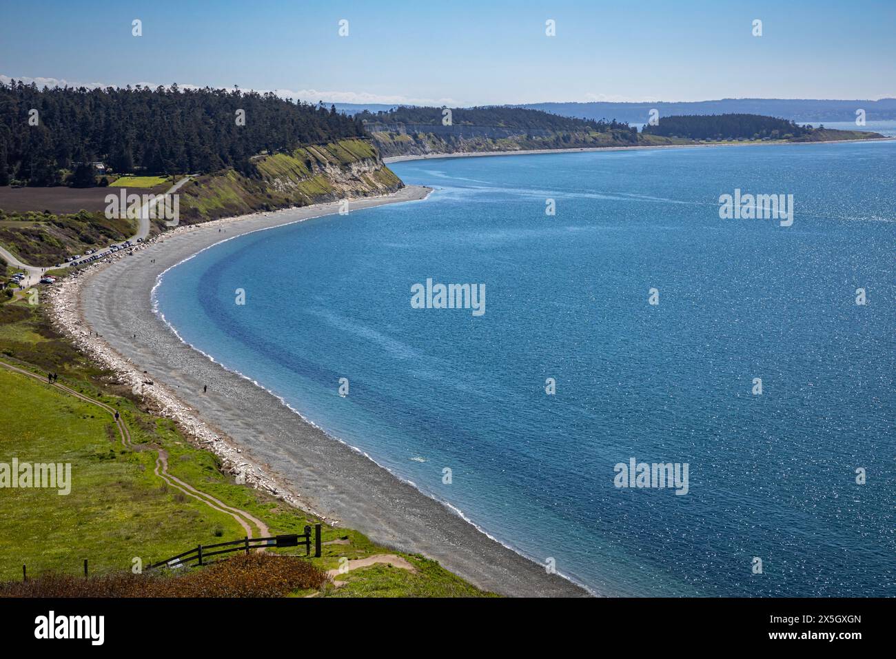 WA25220-00...WASHINGTON - Vista di Admiralty Inlet e Ebey's Landing dal Bluff Trail. Foto Stock