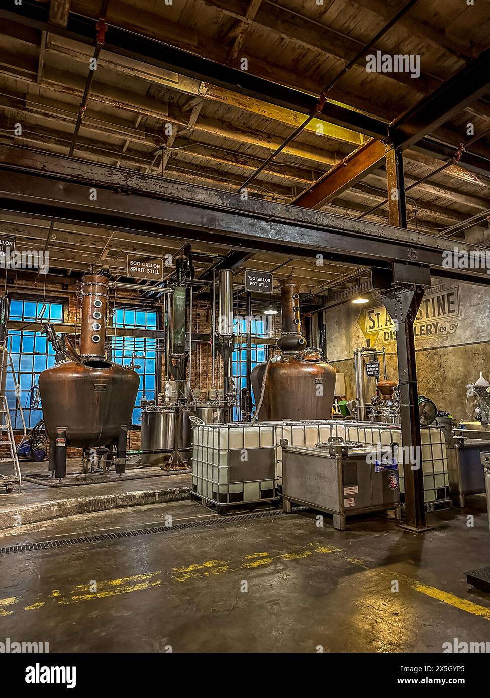 Alambicchi in rame e attrezzature per distillazione all'interno della storica distilleria St. Augustine a St. Augustine, Florida Foto Stock