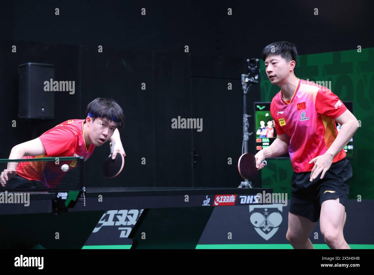 Jeddah, Arabia Saudita. 9 maggio 2024. Ma Long/Wang Chuqin (L) della Cina gareggiano durante la semifinale di doppio maschile contro Kristian Karlsson/Anton Kallberg della Svezia al WTT Saudi Smash 2024 di Jeddah, Arabia Saudita, 9 maggio 2024. Crediti: Wang Haizhou/Xinhua/Alamy Live News Foto Stock