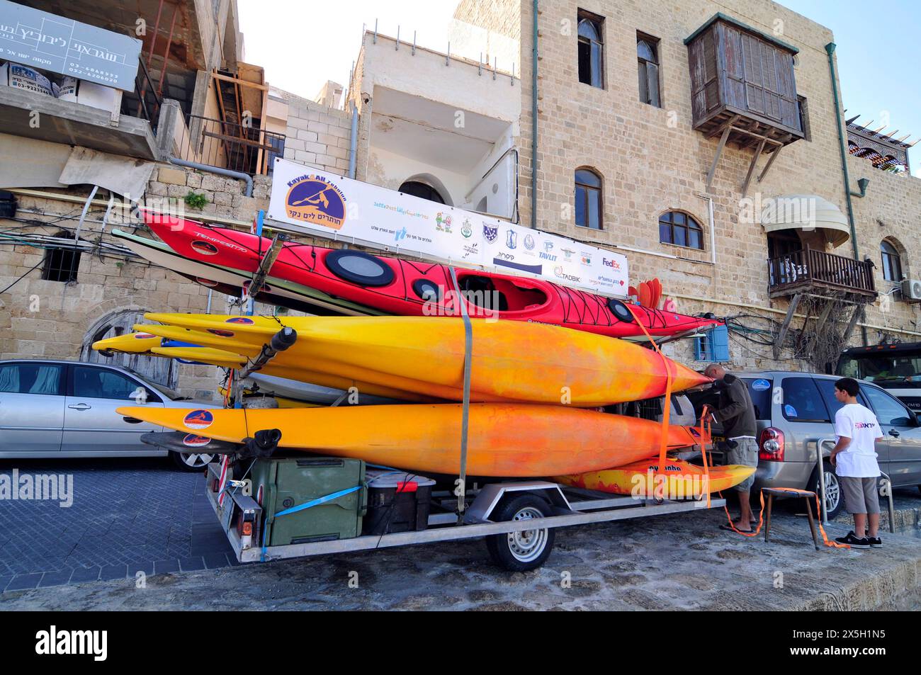Kayak da mare caricati su un rimorchio nel vecchio porto di Jaffa, Israele. Foto Stock