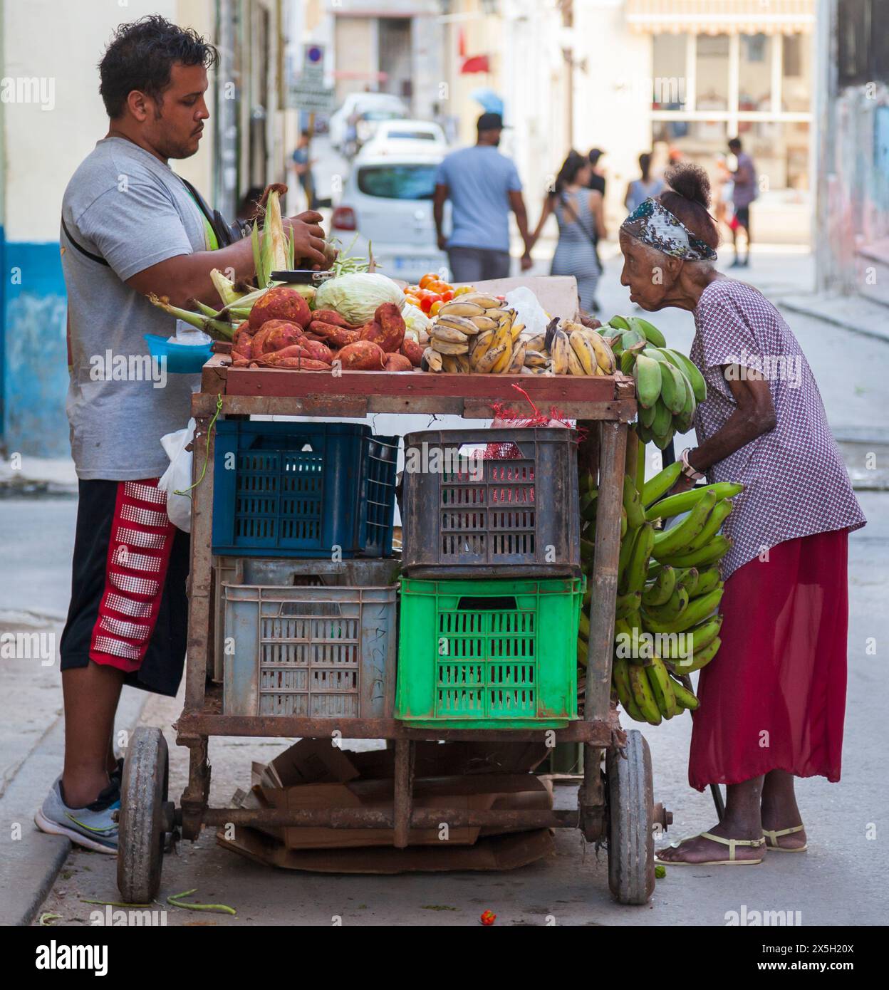 Venditore ambulante dell'Avana con clienti anziani Foto Stock