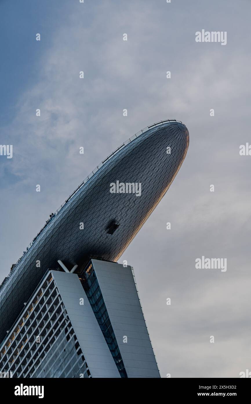 Splendida vista dell'iconico hotel Marina Bay Sands di Singapore. L'architettura moderna si distingue contro un cielo blu tenue, mostrando innovazioni urbane Foto Stock