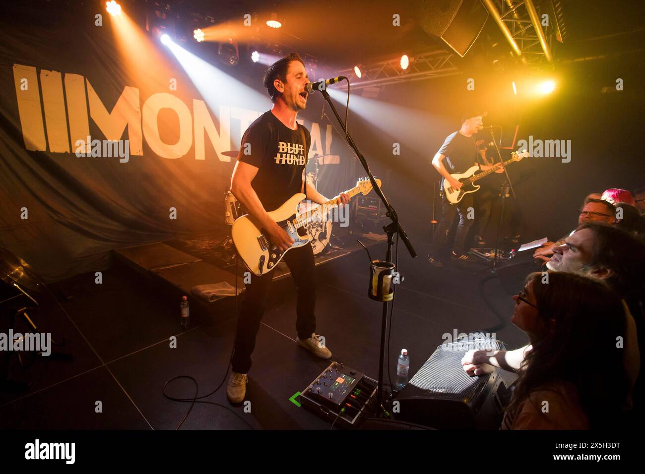 Yonas (cantante e chitarrista) e Deer (cantante e bassista) da Montreal dal vivo durante il tour del club per il nuovo album Im Achteck nichts Neues at Foto Stock