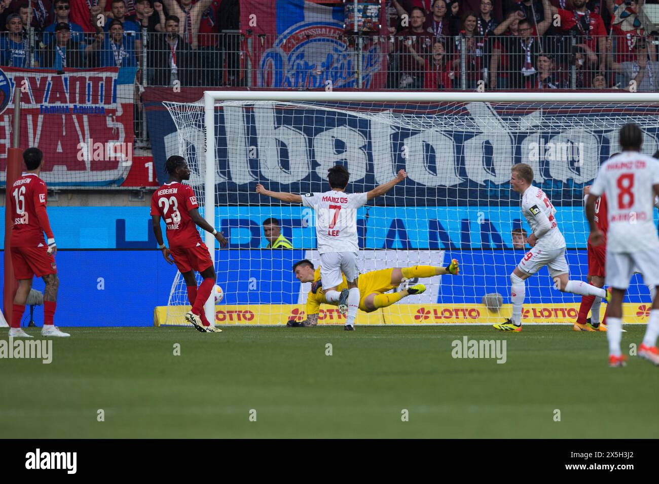 Partita di calcio, Jonathan BURKARDT 1. FSV Mainz 29 destro ha appena segnato il 0:1 per 1. FSV Mainz 05 con un volley, Jae Sung LEE 1. FSV Mainz 05 sinistra Foto Stock