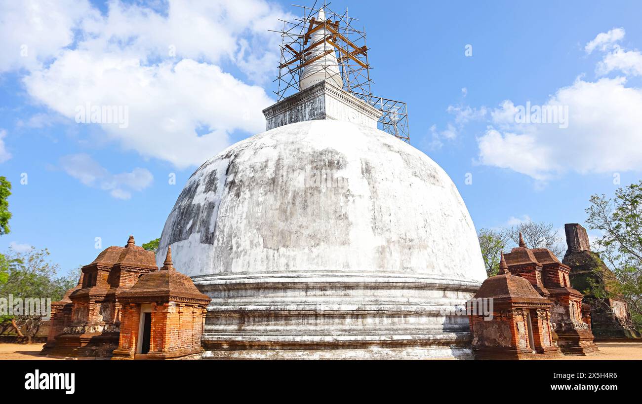 Vista di Kiri Vehera, Stupa rinnovato, costruito nel XII secolo, l'antica città di Polonnaruwa, Polonnaruwa, Sri Lanka. Foto Stock