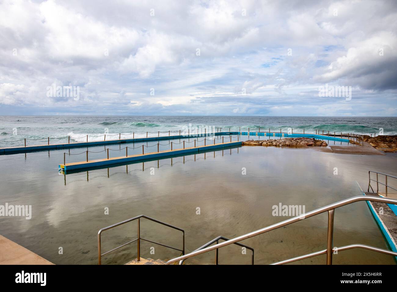 Piscina sull'oceano, piscina sulla spiaggia di South Curl Curl Curl durante la tempesta giornata autunnale, quindi la piscina è tranquilla e vuota, Sydney, New South Wales, Australia Foto Stock