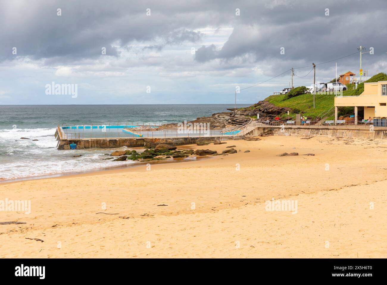 Piscina sull'oceano, piscina sulla spiaggia di South Curl Curl Curl durante la tempesta giornata autunnale, quindi la piscina è tranquilla e vuota, Sydney, New South Wales, Australia Foto Stock