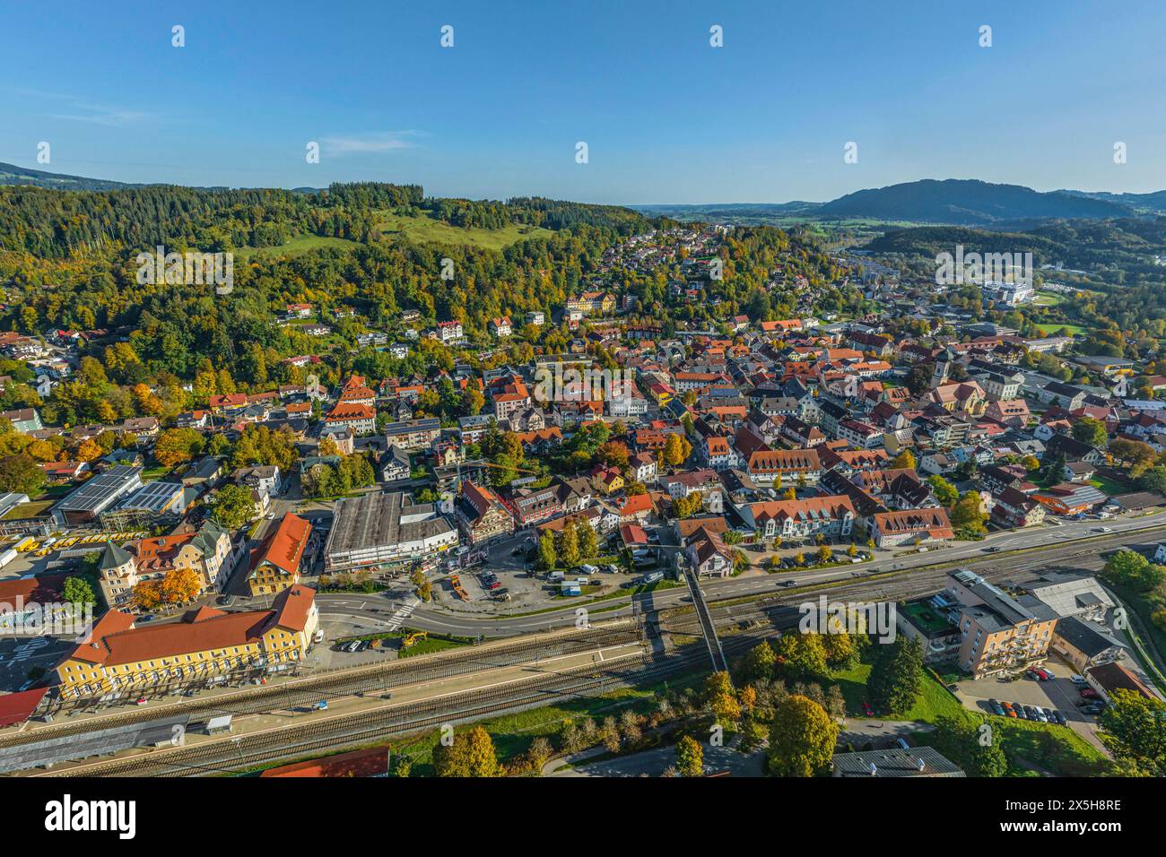 Herbstlicher Blick auf Immenstadt im Allgäu Immenstadt an der Iller im Naturpark Nagelfluhkette im Oberallg Immenstadt Bayern Deutschland *** Autumnal Foto Stock