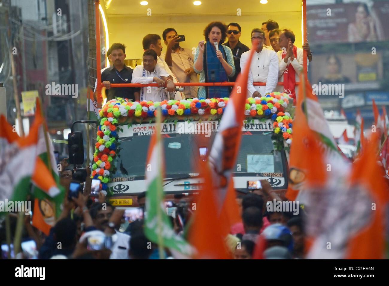 Il leader del Congresso Priyanka Gandhi Vadra, insieme ai leader dell'opposizione congiunta indiana (Congresso e CPIM), si è impegnato in un vivace roadshow in previsione delle prossime elezioni di Lok Sabha. Tripura, India. Foto Stock