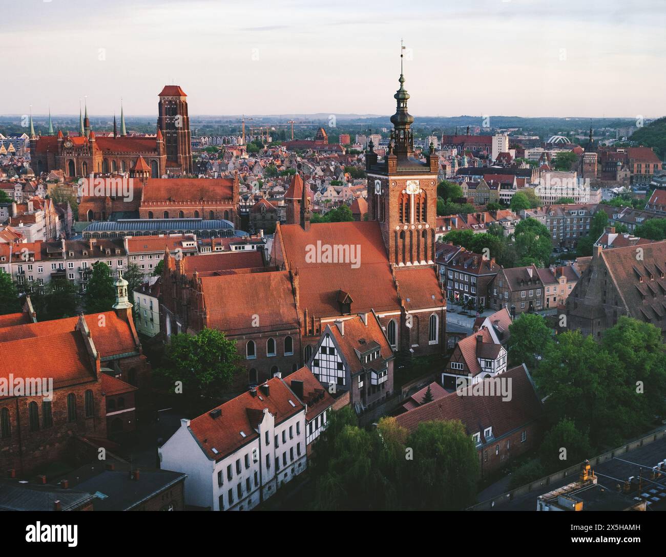 Vista sul tetto della città vecchia dall'hotel Mercure con la chiesa di Santa Caterina in primo piano sul canale Radunia, Polonia Gdańsk Foto Stock