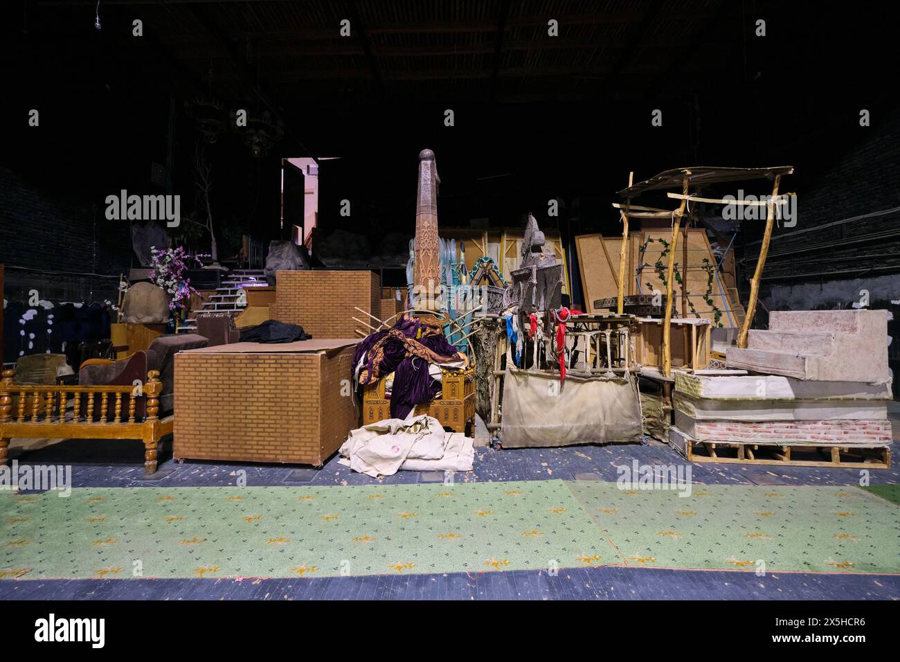 Vari pezzi di set e di sostegno, affollati nel backstage. Al Teatro Nazionale Nazionale di teatro accademico uzbeko di Tashkent, Uzbekistan. Foto Stock