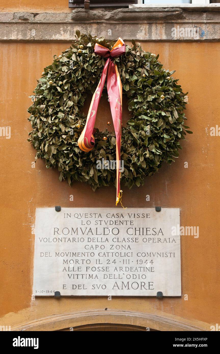 Targa commemorativa presso la casa di Romualdo Chiesa, partigiano cattolico-comunista ucciso alle fosse Ardeatine nel 1944, via della panetteria, Roma, Italia Foto Stock