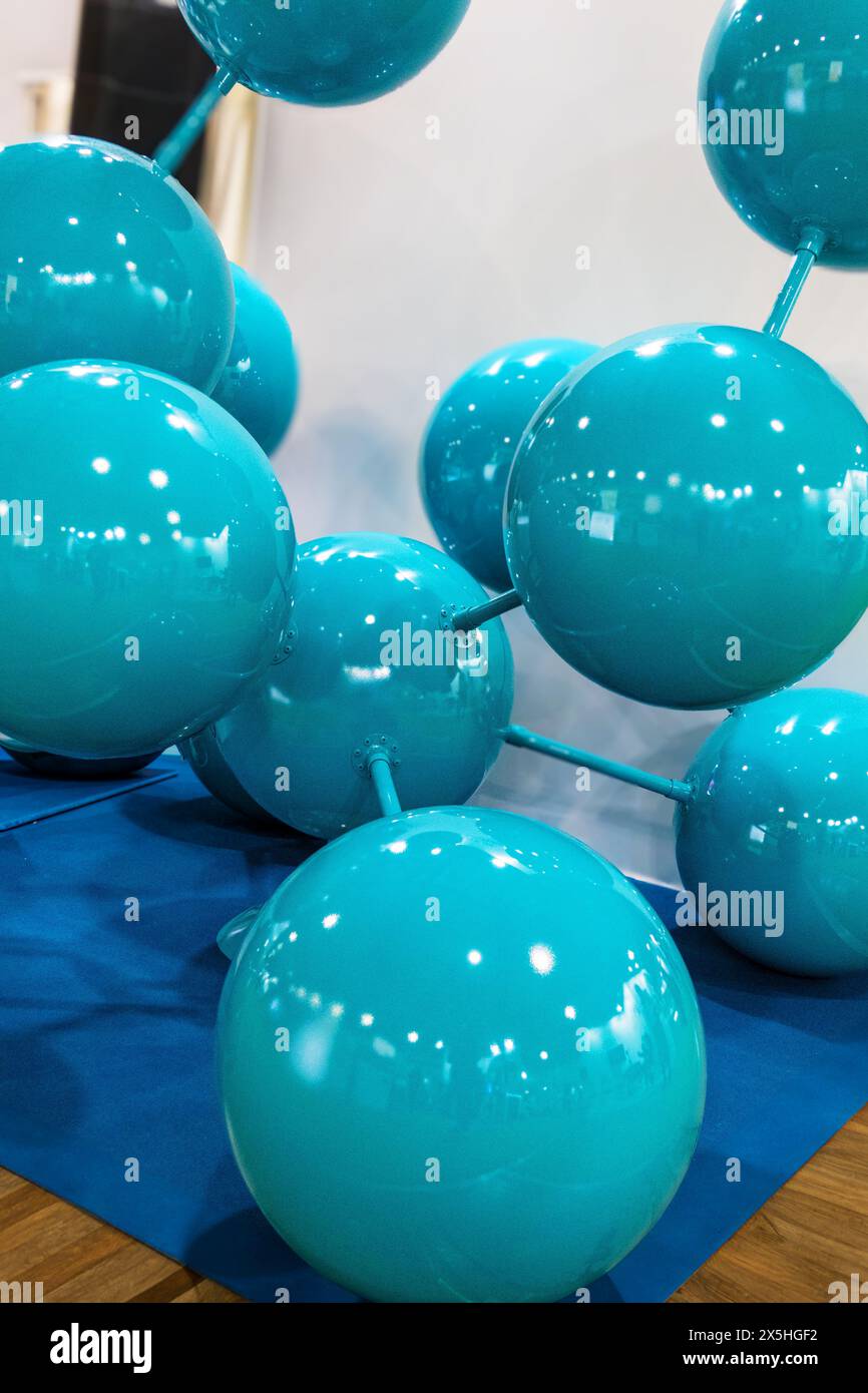 Una mostra di palline blu disposte a forma di cristallo. La disposizione delle perle assomiglia a una doppia elica di DNA, con ogni perla che rappresenta Foto Stock