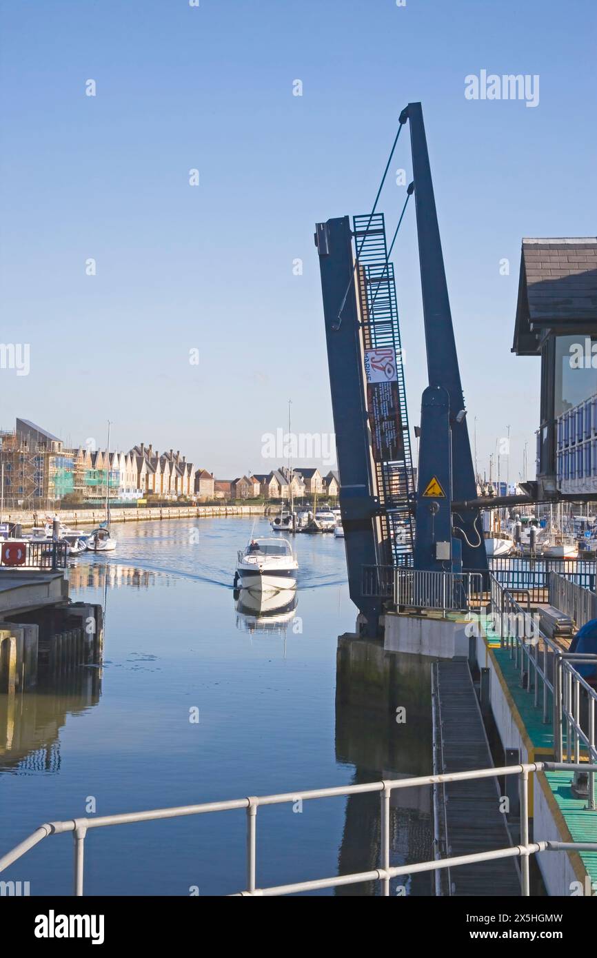 Porte chiuse aperte all'ingresso del porticciolo di Chatham sulla costa del kent Foto Stock