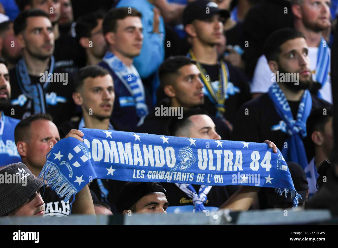 Europa League: Atalanta BC vs Olympique Marsiglia Italia, Bergamo, 9 maggio 2024: I tifosi di O. Marsiglia sventolano le bandiere e mostrano sciarpe in tribuna durante la partita di calcio Atalanta BC vs O. Marsiglia, Europa League semifinale 2a gamba Stadio Gewiss Bergamo Lombardia Italia Copyright: XFabrizioxAndreaxBertanix Foto Stock