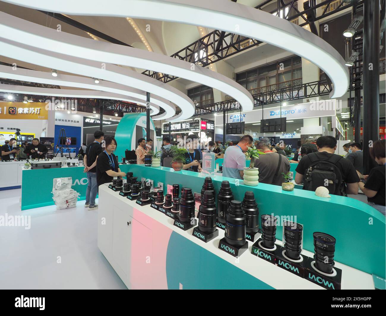 PECHINO, CINA - 10 MAGGIO 2024 - i visitatori visitano la 25a China International Photographic Machinery and Imaging Equipment and Technology Fair al Be Foto Stock