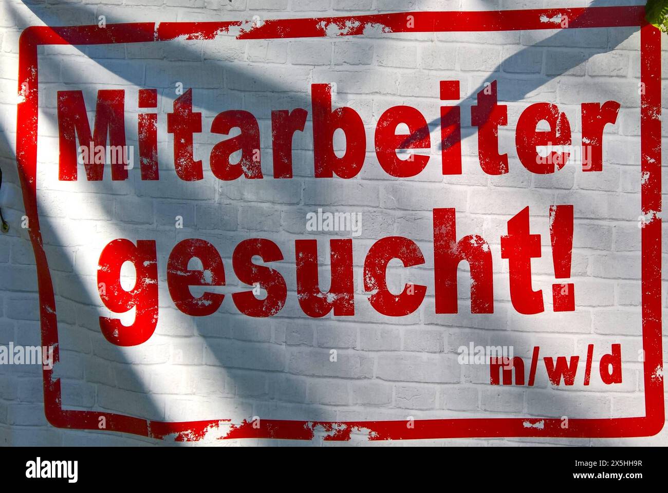 Plakat bzw Stellenausschreibung, Mitarbeiter gesucht, Jobangebote, Fachkräftemangel in Deutschland. ALS Fachkräftemangel bezeichnet man den Mangelzustand einer Volkswirtschaft, in dem eine bedeutende Anzahl von Arbeitsplätzen für Arbeitnehmer mit bestimmten Qualifikationen nicht besetzt werden kann, weil auf dem Arbeitsmarkt keine entsprechend qualifizierten Fachkräfte zur Verfügung stehen. Mehr als 73 000 Azubi-Stellen konnten 2023 laut Handelsblatt-Information nicht besetzt werden *** poster o annunci di lavoro, dipendenti ricercati, offerte di lavoro, carenza di lavoratori qualificati in Germania carenza Foto Stock