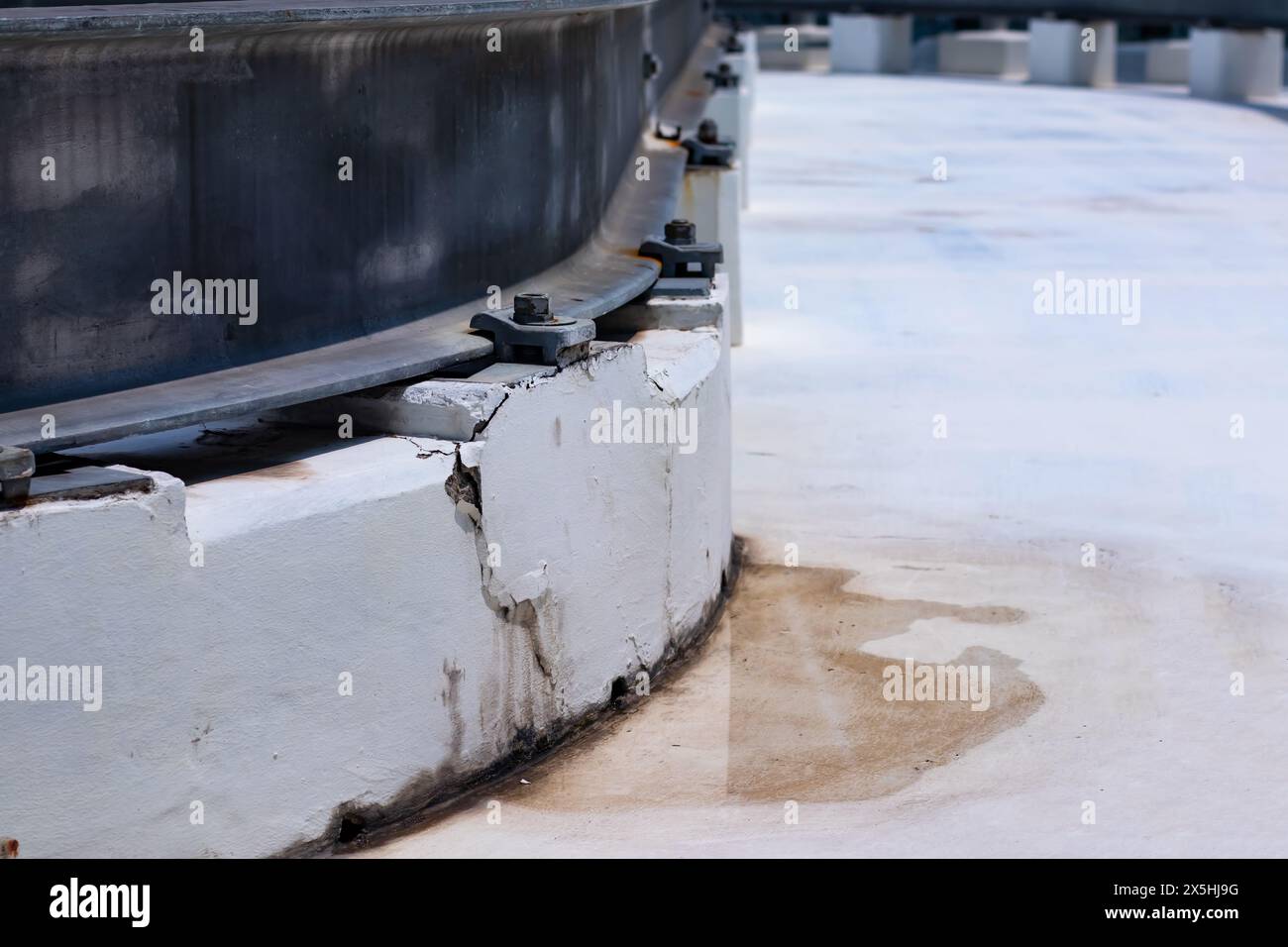 Incrinatura del calcestruzzo alla base della BMU per la macchina per la manutenzione Foto Stock