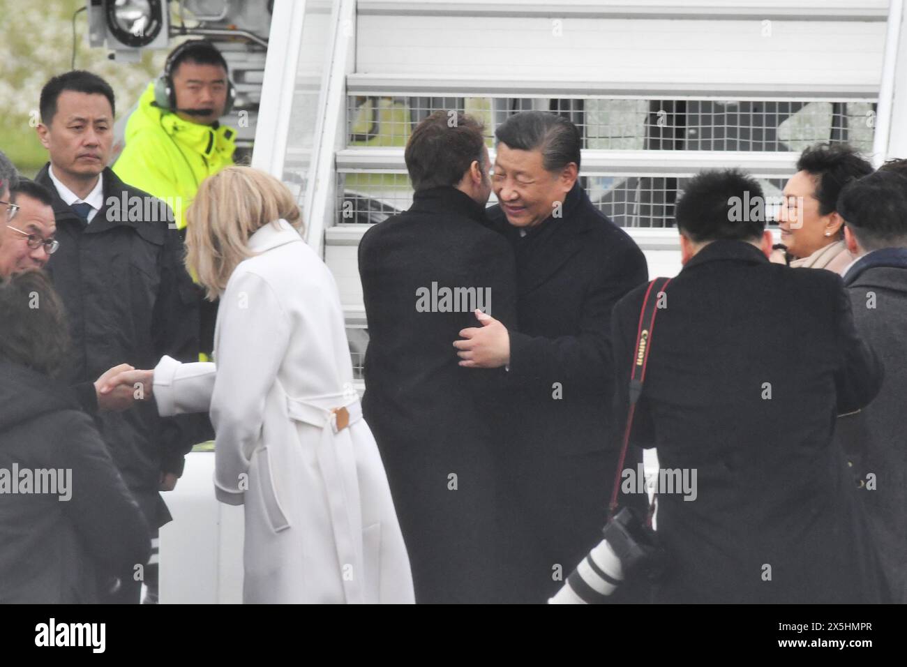 Tarbes, Francia. 7 maggio 2024. © BASTIEN ARBERET/MAXPPP - TARBES 07/05/2024 DDM-BASTIEN ARBERET VISITE DE XI JINPING EN FRANCE DEPLACEMENT DANS LES HAUTES-PYRENEES EMMANUEL MACRON CEREMONIE MILITAIRE SUR LE TARMAC A L' AEROPORT TLP TARBES LOURDES PYRENEES PRESIDENTE CHINOIS PRESIDENTE FRANCAIS PRESIDENTE DE LA REPUBLIQUE - 05/07/2024 TARBES, FRANCIA VISITA DEL PRESIDENTE CINESE XI JINPING IN FRANCIA VIAGGIO ALLA CERIMONIA MILITARE HAUTES-PYRENEES SULL'ASFALTO AL TLP TARBES LOURDES PYRENEES AIRPORT CREDIT: MAXPPP/ALAMY LIVE NEWS Foto Stock