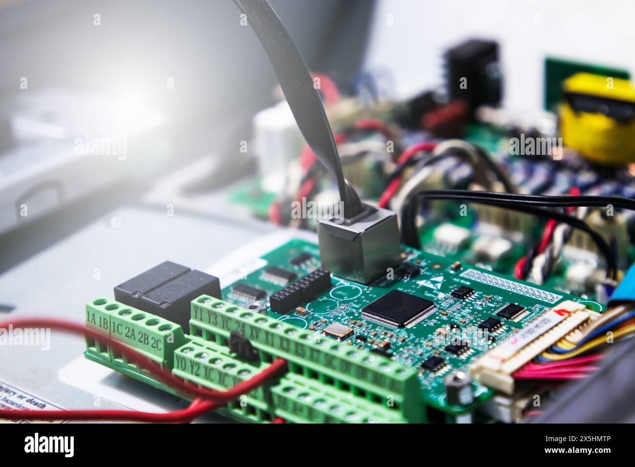 Informazioni sulla scheda elettronica collegata dal modulo di comunicazione tramite RJ45 plung Foto Stock