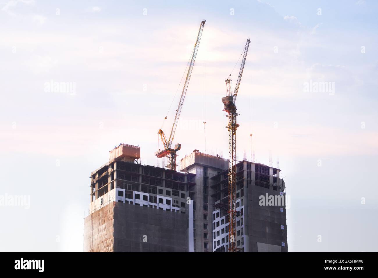 la gru a torre nel cantiere è un braccio per gru. Foto Stock