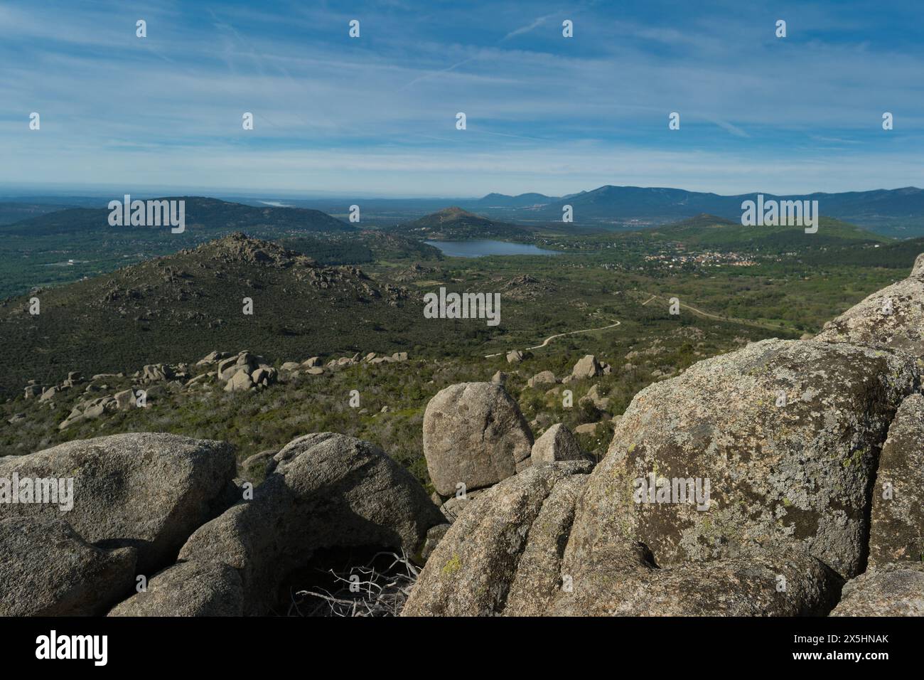 paesaggio montano primaverile in una giornata di sole in spagna vicino a madrid Foto Stock