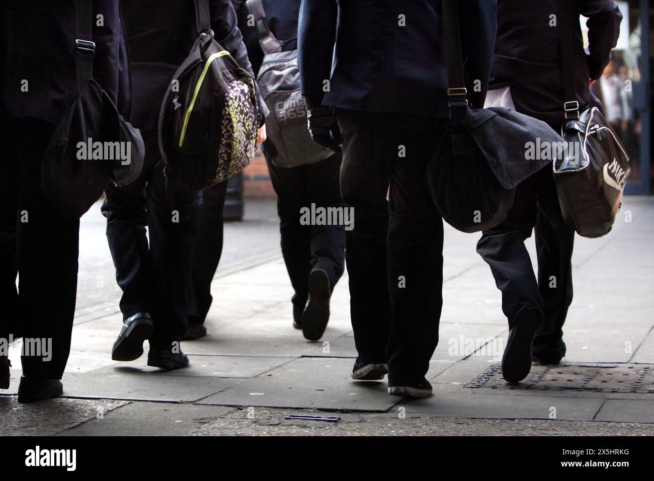 Foto del file datata 26/01/12, di una vista generale degli alunni. Il segretario all'istruzione Gillian Keegan ha detto al Times che i genitori che lavorano da casa hanno contribuito a un aumento degli studenti che mancano i giorni scolastici, con l'assenteismo degli studenti che salta del 20% l'ultimo giorno della settimana lavorativa. Si dice anche che le vacanze non autorizzate siano aumentate del 25% rispetto ai livelli pre-Covid. Data di pubblicazione: Venerdì 10 maggio 2024. Foto Stock