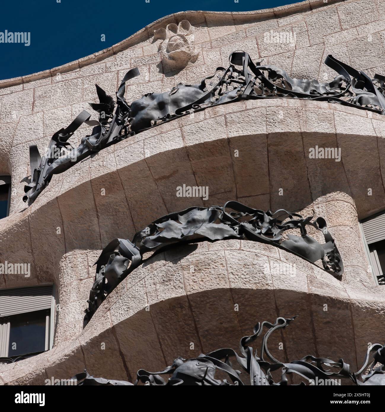 Barcellona - Spagna circa - gennaio 2005. Dettagli architettonici della facciata e balconi in ferro battuto di Casa Mila, Casa di Mila. Edificio modernista progettato Foto Stock