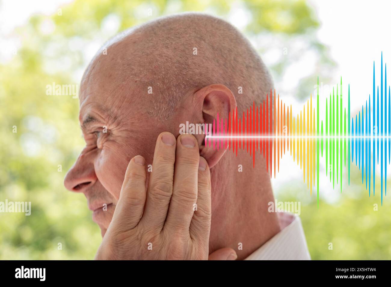caucasico uomo maturo difficoltà udito, cerumen impaction, perdita dell'udito, concetto medico, suoni forti, infiammazione dell'orecchio medio, farmaci ototossici Foto Stock