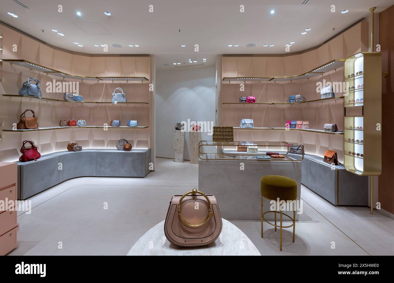 Chloé-Shop a München Architekturaufnahmen des neuen Chloé-Shops im Erdgeschoss des Kaufhauses Oberpollinger in der Münchner Fussgängerzone. München Bayern Deutschland *** negozio Chloé a Monaco immagini architettoniche del nuovo negozio Chloé al primo piano del grande magazzino Oberpollinger nella zona pedonale Munichs Monaco di Baviera Germania Copyright: Argumx/xThomasxEinberger Foto Stock
