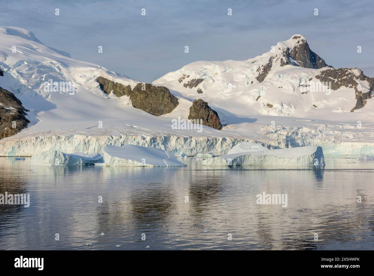 Iceberg a Cuverville, Antartide. Foto Stock