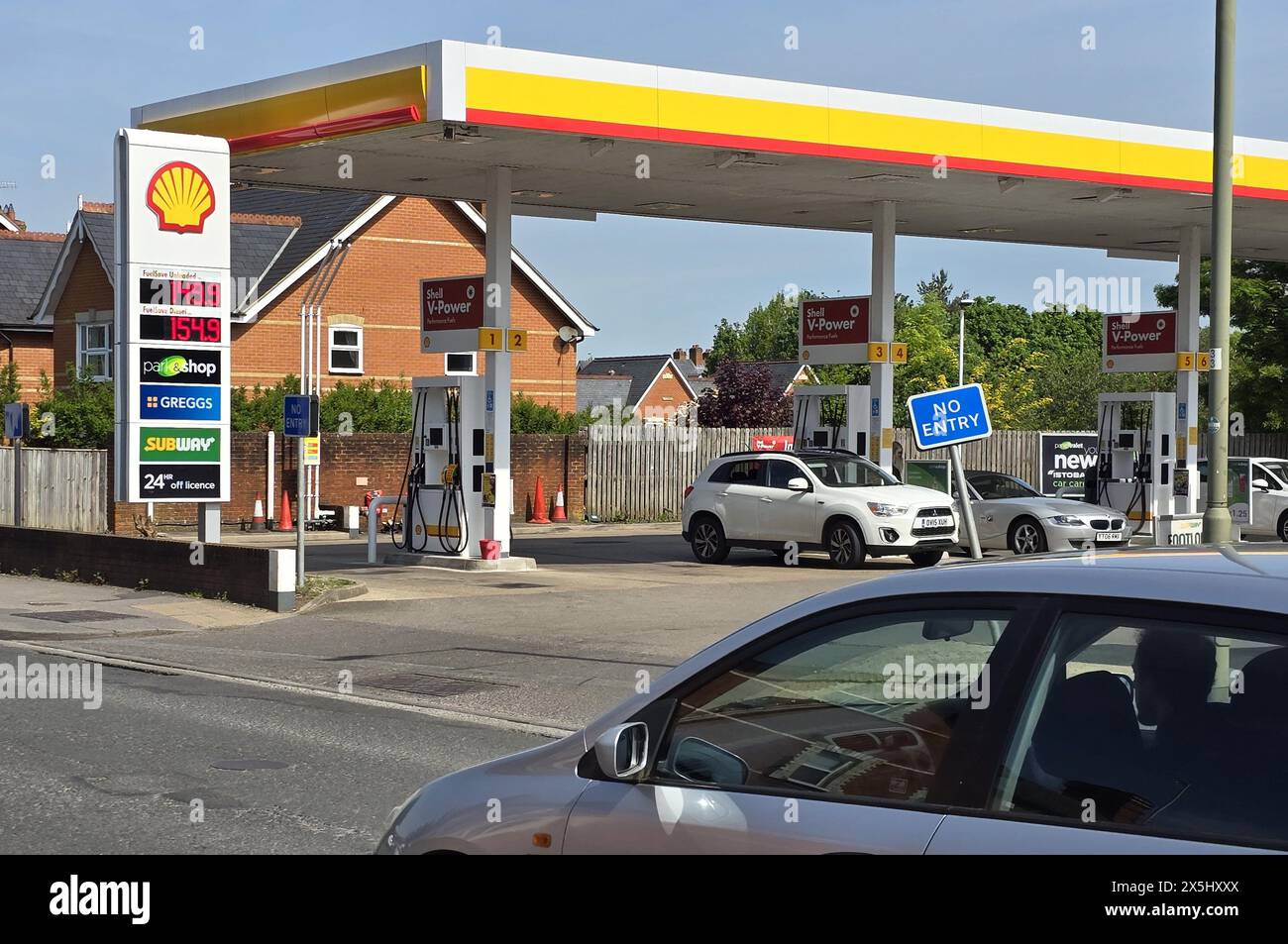 Stazione di servizio Shell che mostra i prezzi del carburante a Henley-on-Thames, Regno Unito Foto Stock
