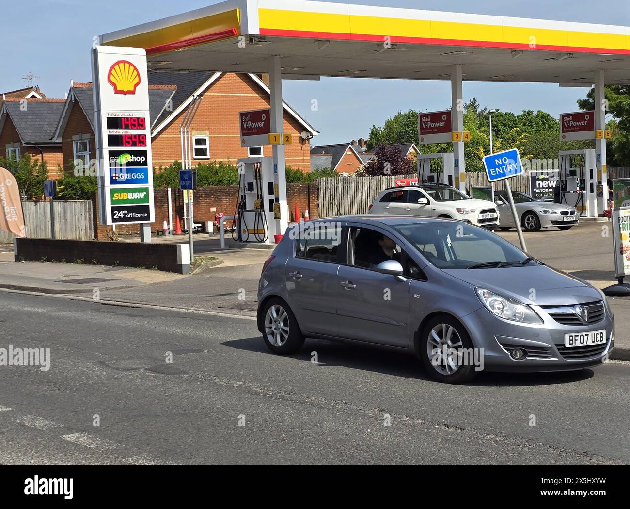 Stazione di servizio Shell che mostra i prezzi del carburante a Henley-on-Thames, Regno Unito Foto Stock