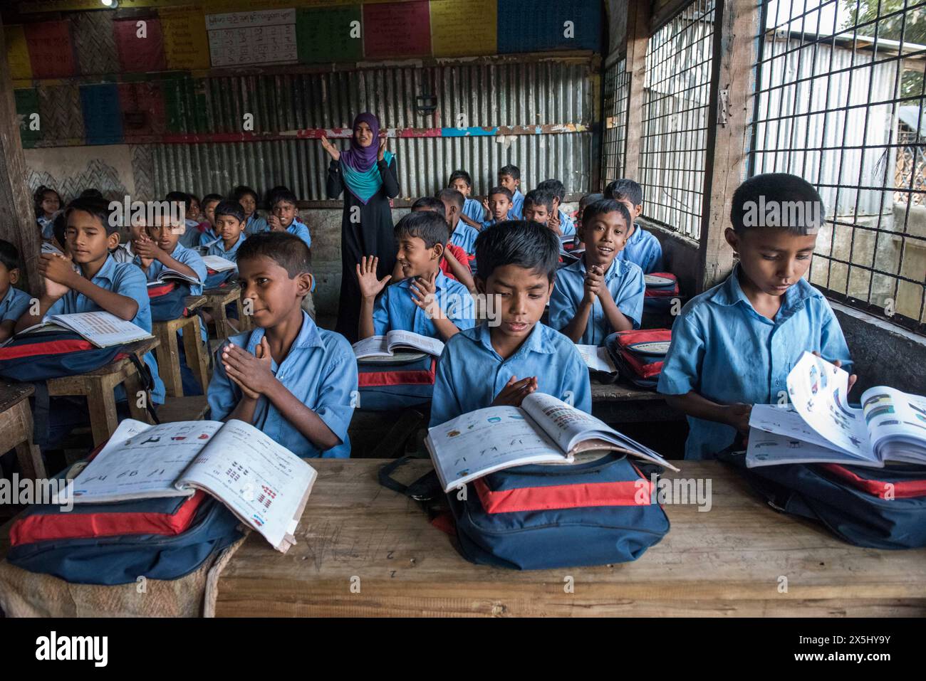 Bangladesh, Cox's Bazar. Bambini che imparano a scuola nel Kutupalong Rohingya Refugee Camp. (Solo per uso editoriale) Foto Stock