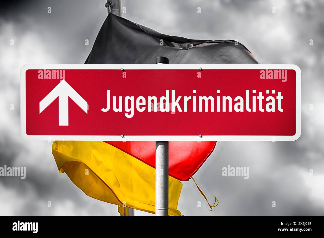 FOTOMONTAGE, Rotes Schild mit Aufschrift Jugendkriminalität und steigendem Pfeil vor Deutschlandfahne Foto Stock