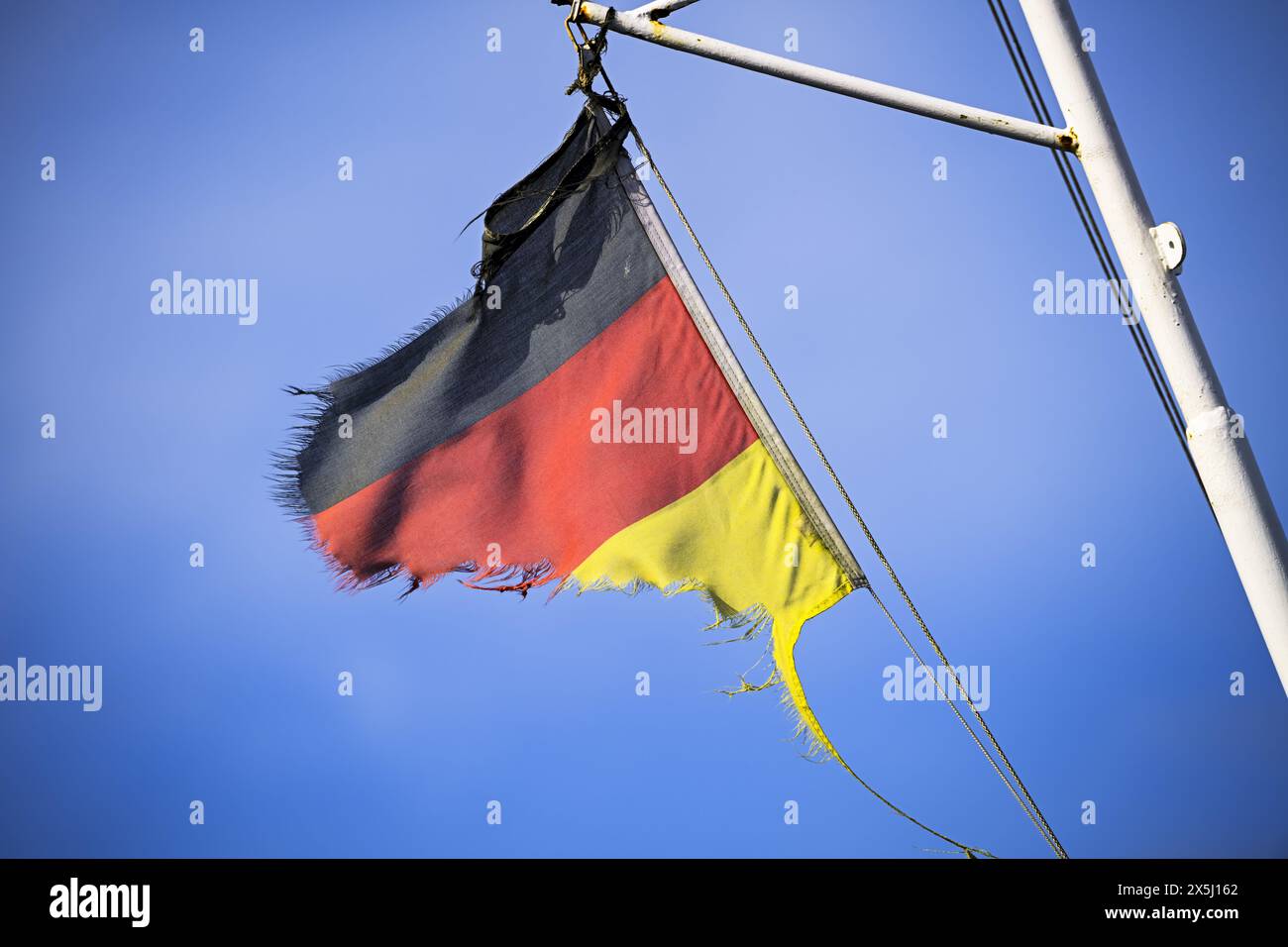 Zerschlissene Deutschlandfahne im Wind, Krise, inflazione, Rezession Foto Stock