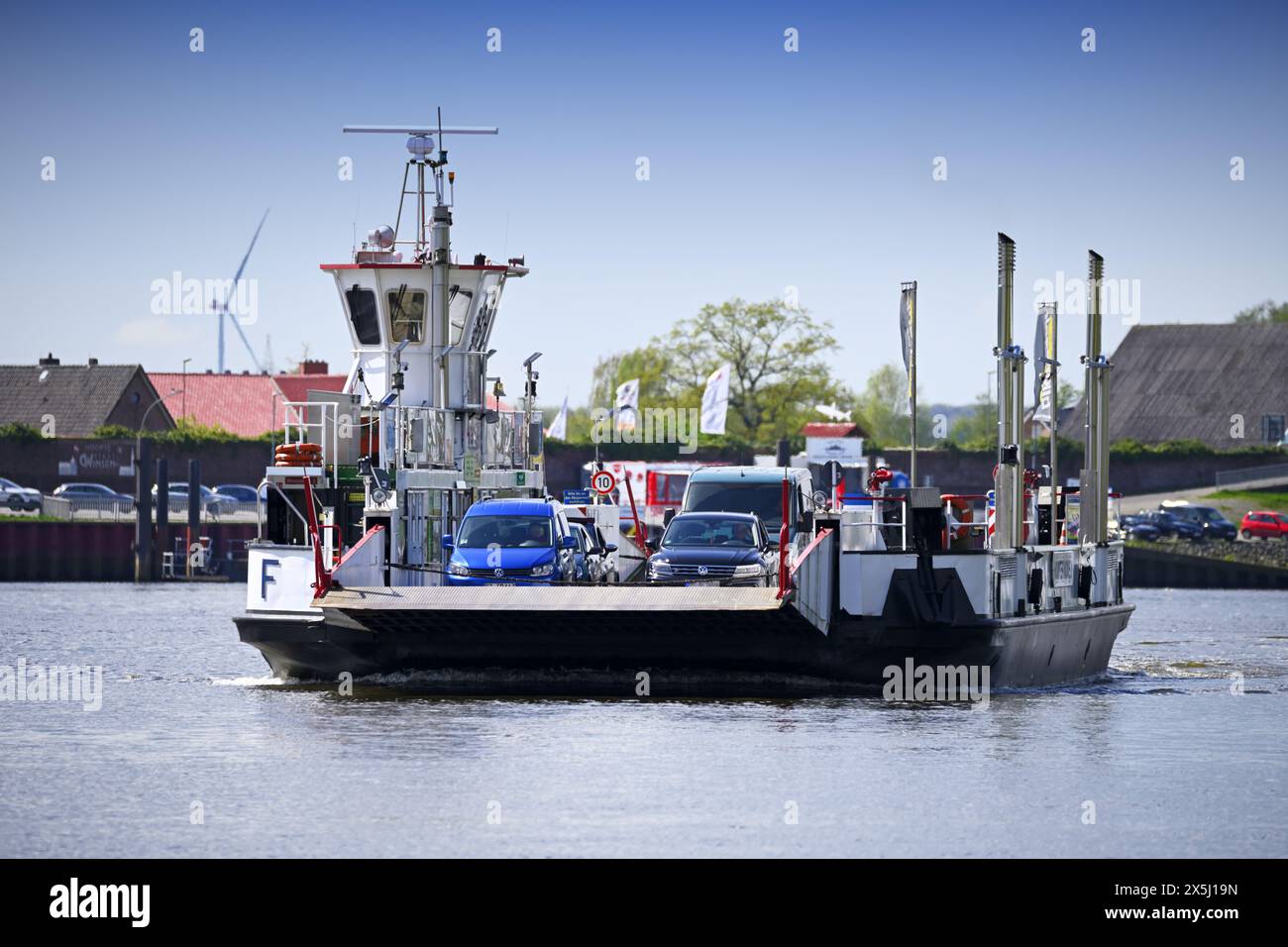 Elbfähre Zollenspieker-Hoopte auf der Elbe a Kirchwerder, Amburgo, Germania Foto Stock