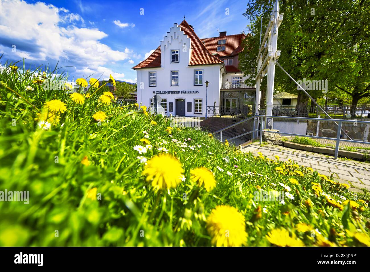 Zollenspieker Fährhaus mit Frühlingsblumen in Kirchwerder, Amburgo, Germania Foto Stock