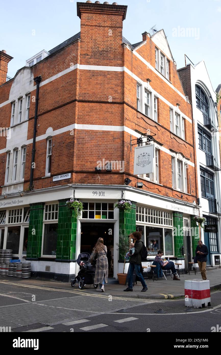 Persone famiglia fuori dal pub Garrison in Bermondsey Street Bermondsey South London Inghilterra Regno Unito KATHY DEWITT Foto Stock