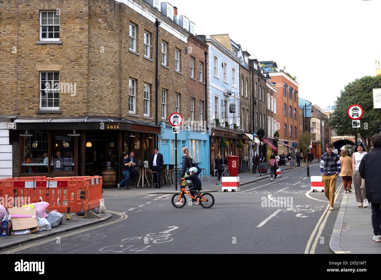 Bambini, bambini che cavalcano una piccola strada in bicicletta su Tanner Street e Bermondsey Street a Bermondsey South London SE1 Inghilterra Regno Unito KATHY DEWITT Foto Stock