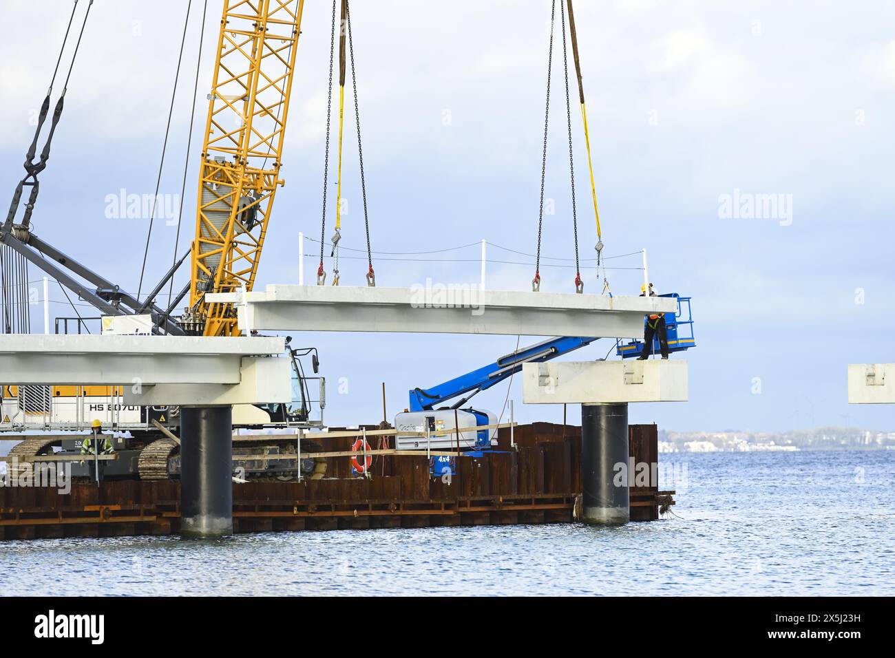 06.11.2023: Neubau der Seebrücke a Scharbeutz, Einfügung eines Brückenelements, Schleswig-Holstein, Deutschland Foto Stock