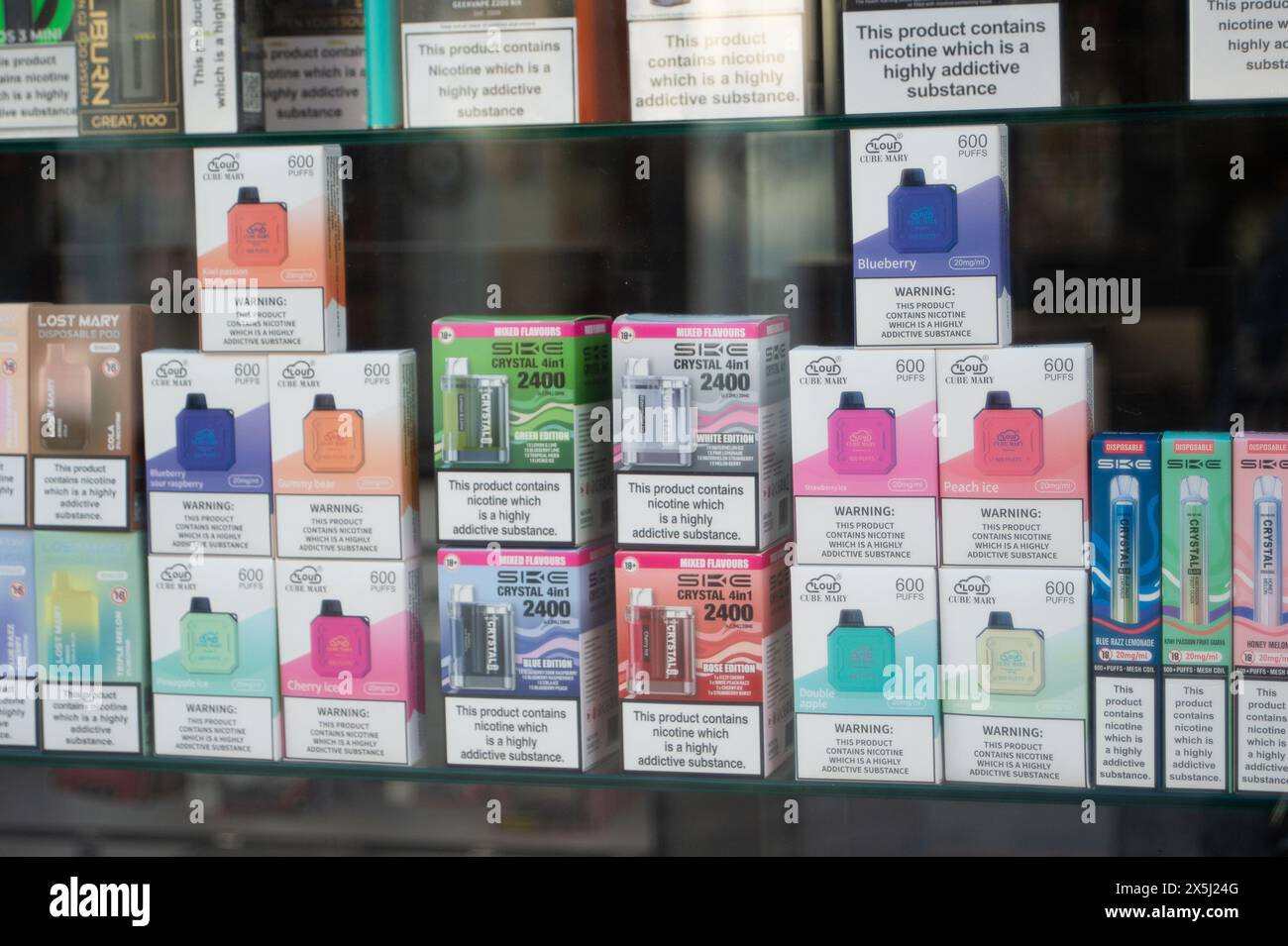 Windsor, Berkshire, Regno Unito. 7 maggio 2024. Cartucce Vape in una vetrina a Windsor, Berkshire. Ci sono preoccupazioni circa i possibili rischi per la salute di vaping credito: Maureen McLean/Alamy Foto Stock