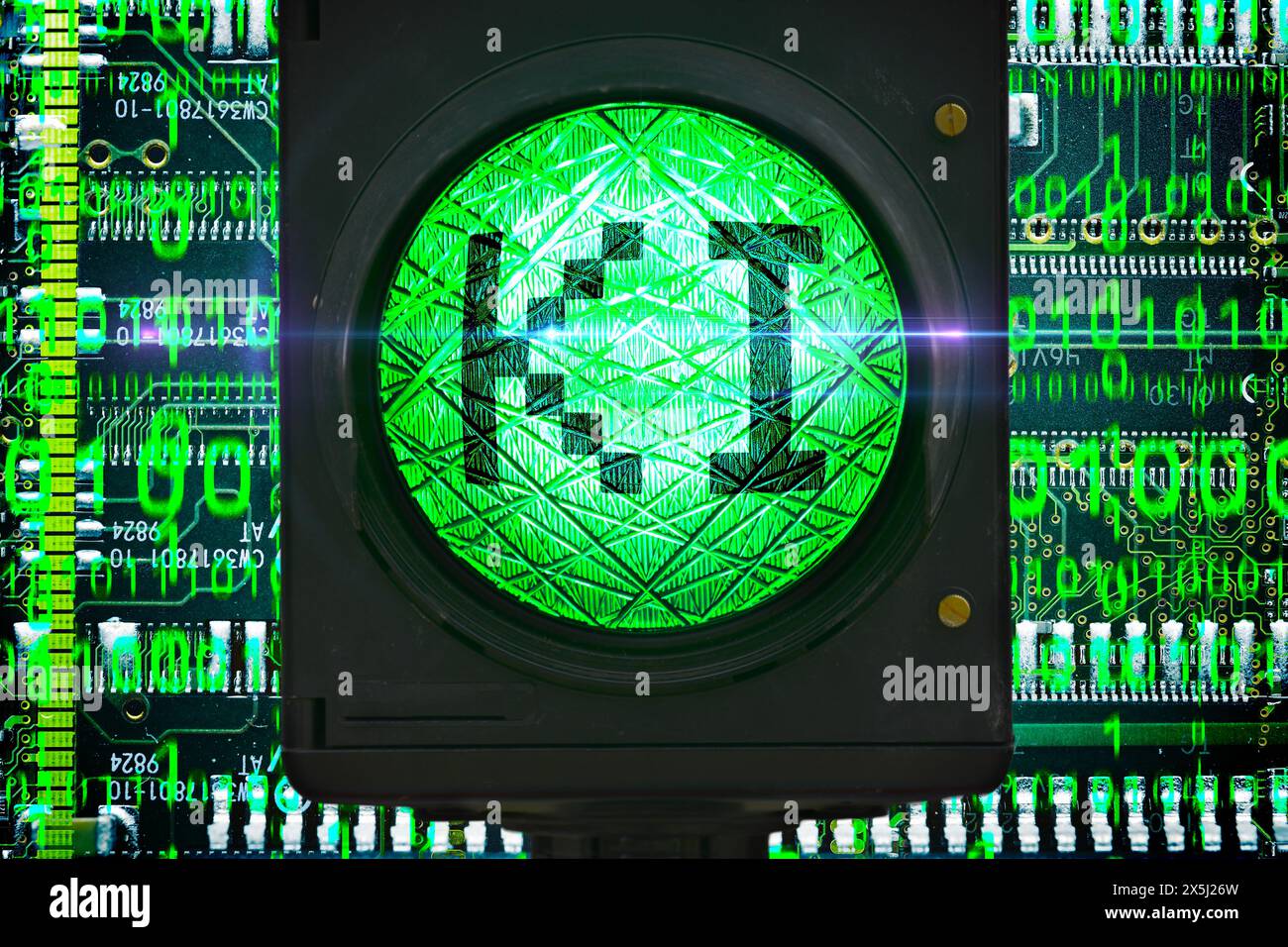 FOTOMONTAGE, Grünes Ampel-Licht mit Schriftzug KI vor Computerplatinen Foto Stock