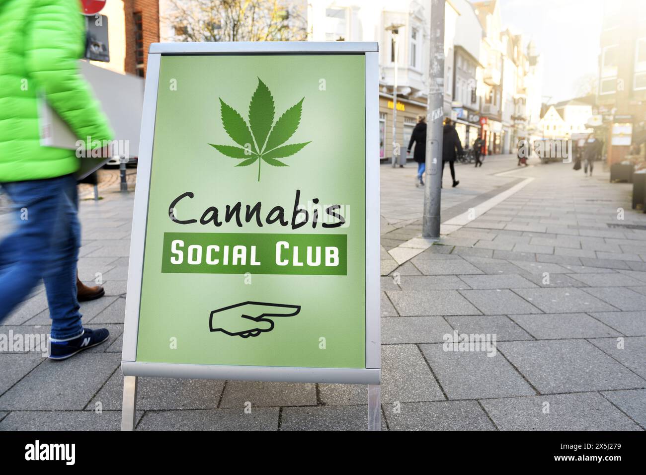FOTOMONTAGE, Aufsteller mit Hanfblatt und Aufschrift Cannabis Social Club Foto Stock