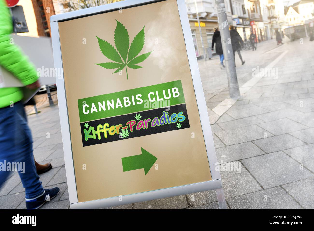 FOTOMONTAGE, Aufsteller mit Hanfblatt und Aufschrift Cannabis Club Kiffer-Paradies Foto Stock