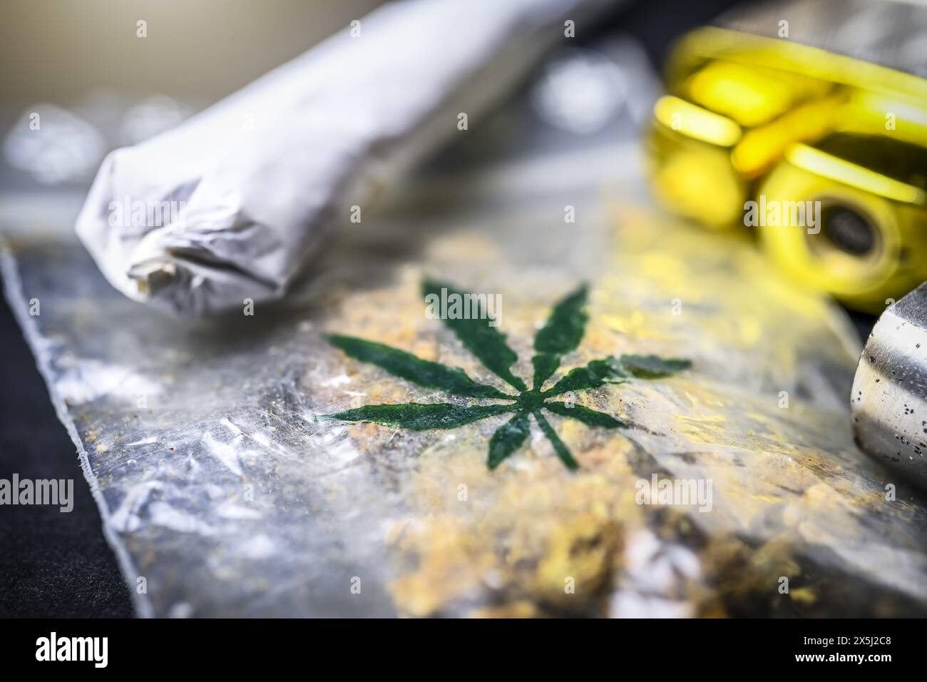 Cannabis-Tütchen, Joint und Feuerzeug, Cannabis-Legalisierung Foto Stock