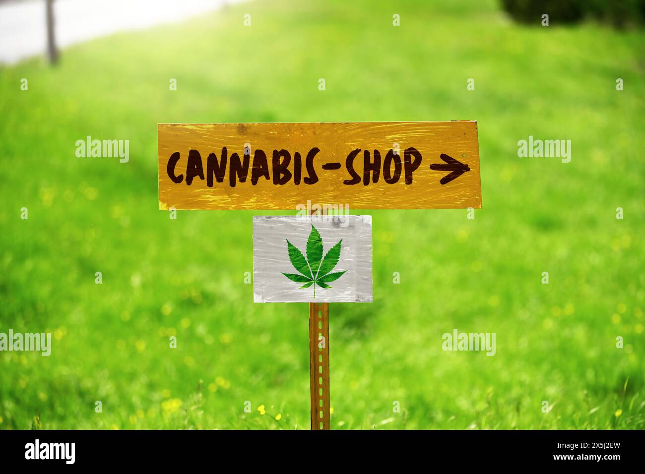 FOTOMONTAGE, Schild mit Hanfblatt und Aufschrift Cannabis Shop Foto Stock