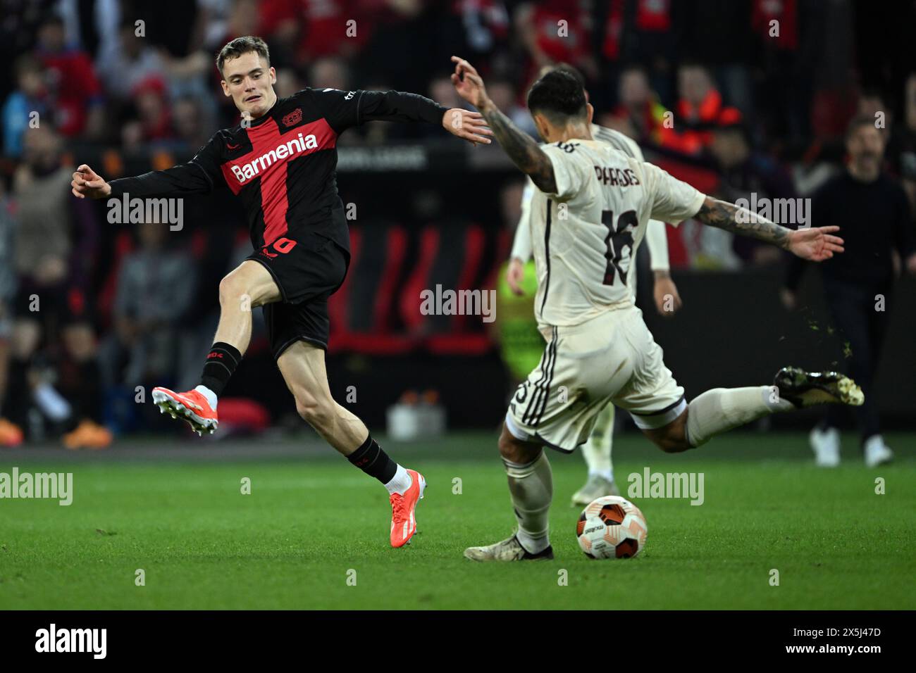 Leverkusen, Germania. 9 maggio 2024. Calcio: Europa League, Bayer Leverkusen - COME Roma, round a eliminazione diretta, semifinale, andata e ritorno, nella BayArena. Florian Wirtz (l) di Leverkusen e Leandro Paredes di Roma cercano di passare la palla. Crediti: Federico Gambarini/dpa/Alamy Live News Foto Stock