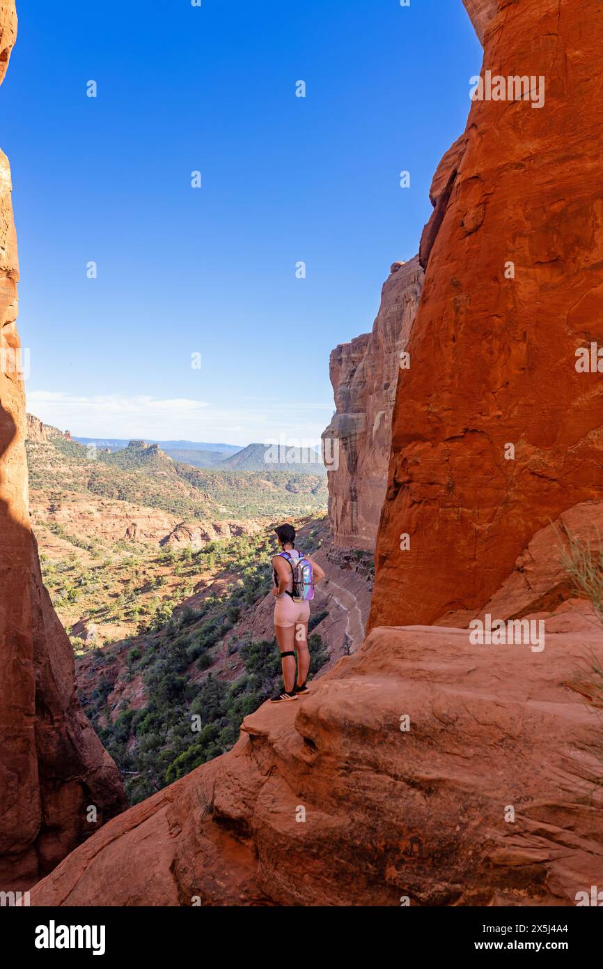 Escursionista femminile che prende in Vortex Energy a Sedona Foto Stock